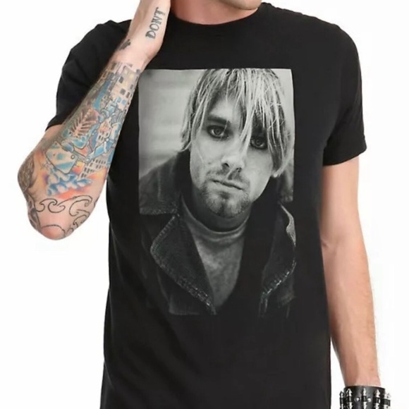 KURT COBAIN Closeup Photo Tee HOT TOPIC - Picture 5 of 5